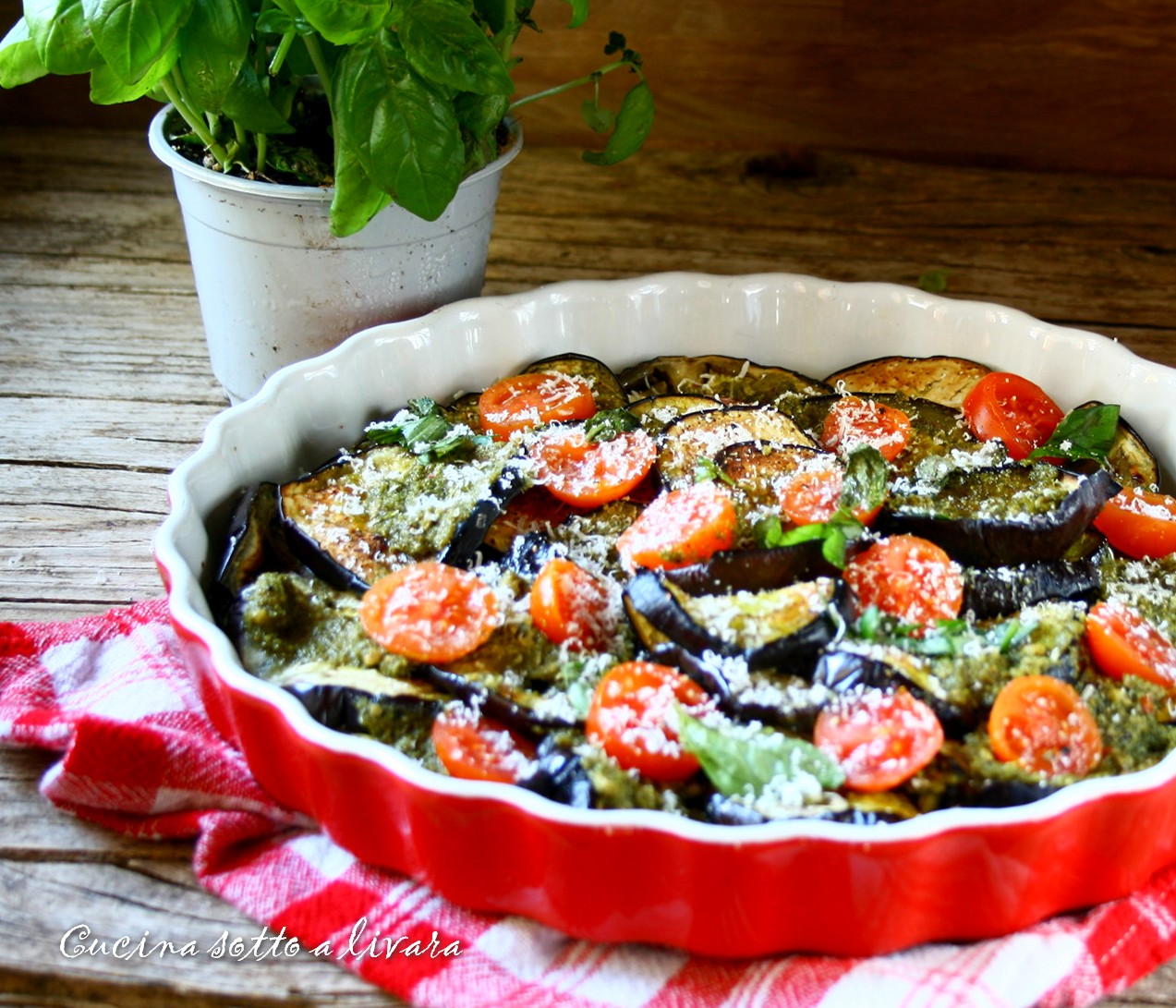 Melanzane con pesto e pomodori