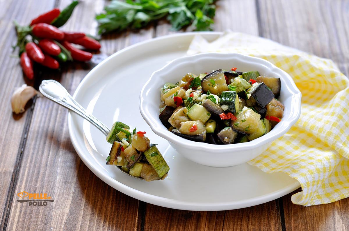 Melanzane e zucchine trifolate con aglio e peperoncino