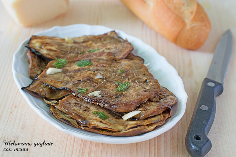 Melanzane grigliate con menta e aglio