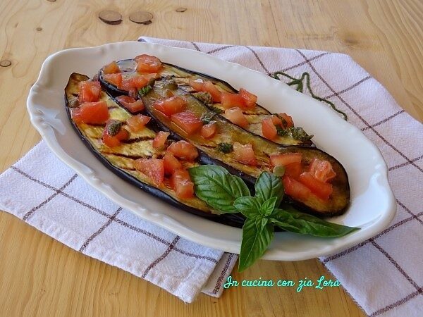 Melanzane grigliate con pomodoro e basilico
