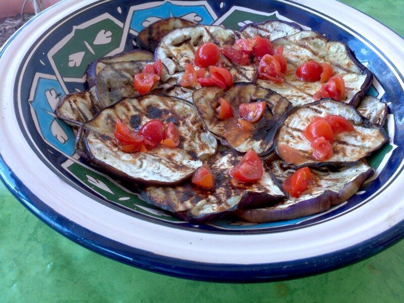 Melanzane grigliate pomodorini origano salvia aglio