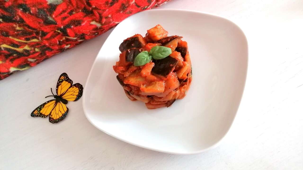Melanzane in padella al sugo, contorno semplice