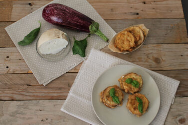 Melanzane indorate e fritte con provola affumicata e basilico