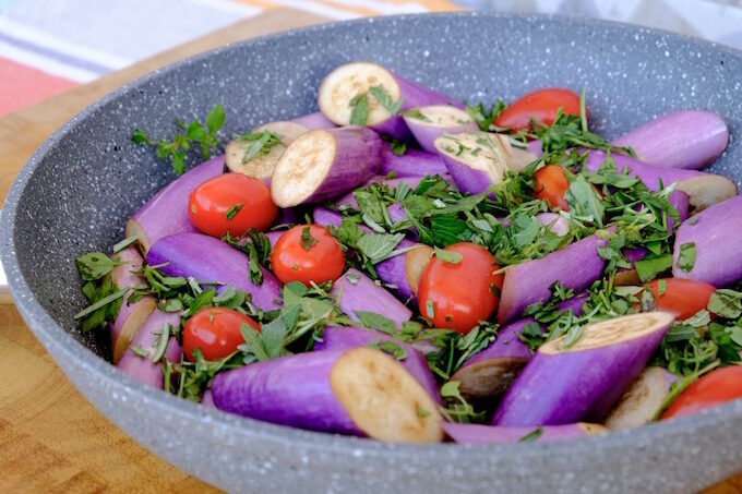 Melanzane perline, pomodori datterini, erbe aromatiche ed aceto balsamico