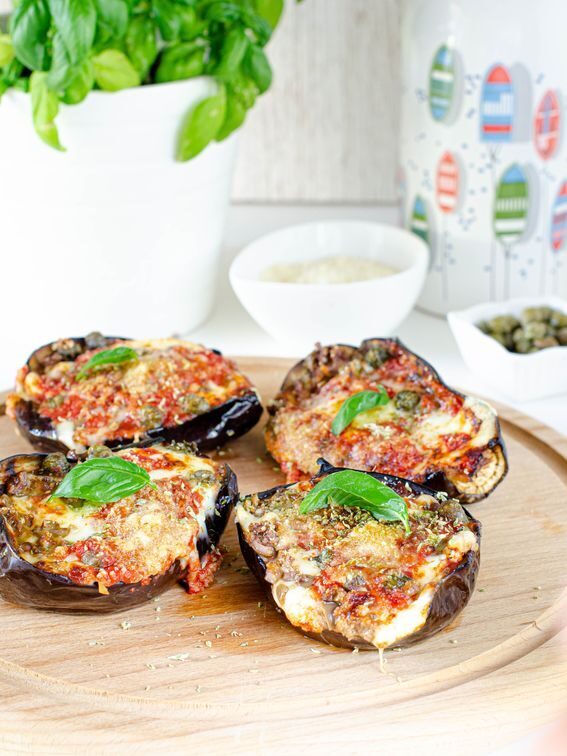 Melanzane ripiene con olive e formaggio cotte in friggitrice ad aria