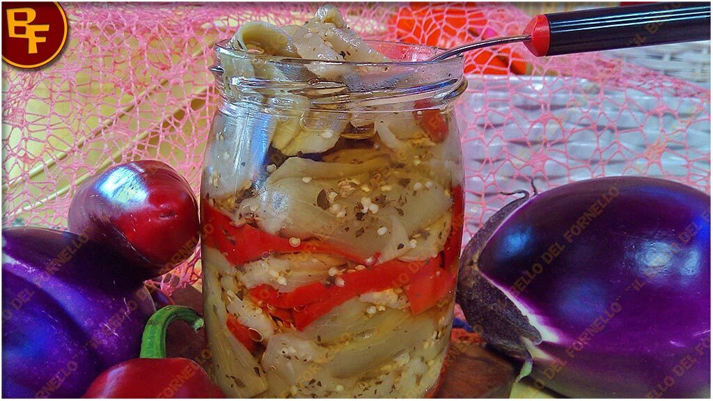 Melanzane sott’olio con peperoni fatte in casa