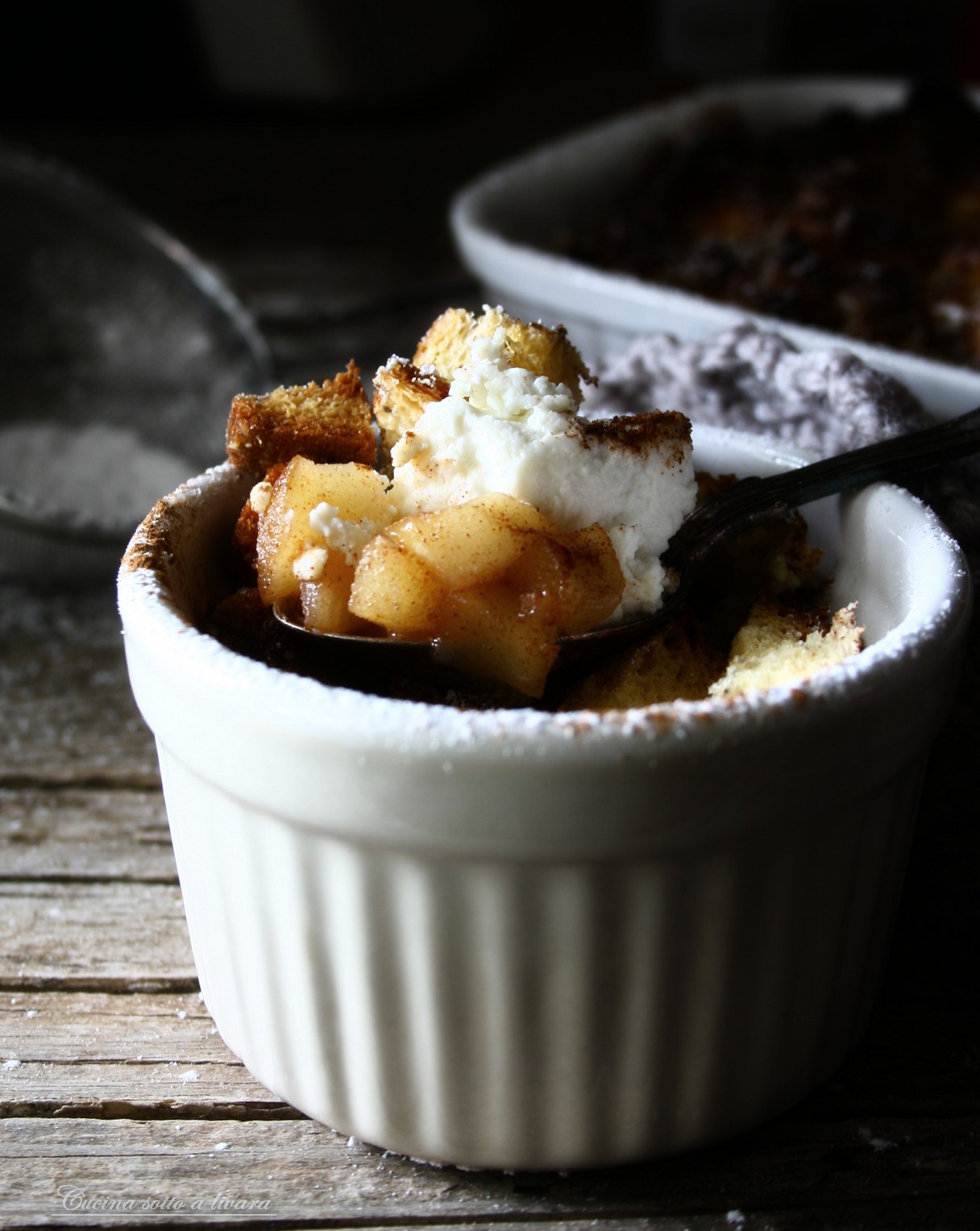 Mele alla cannella con crumble di pandoro