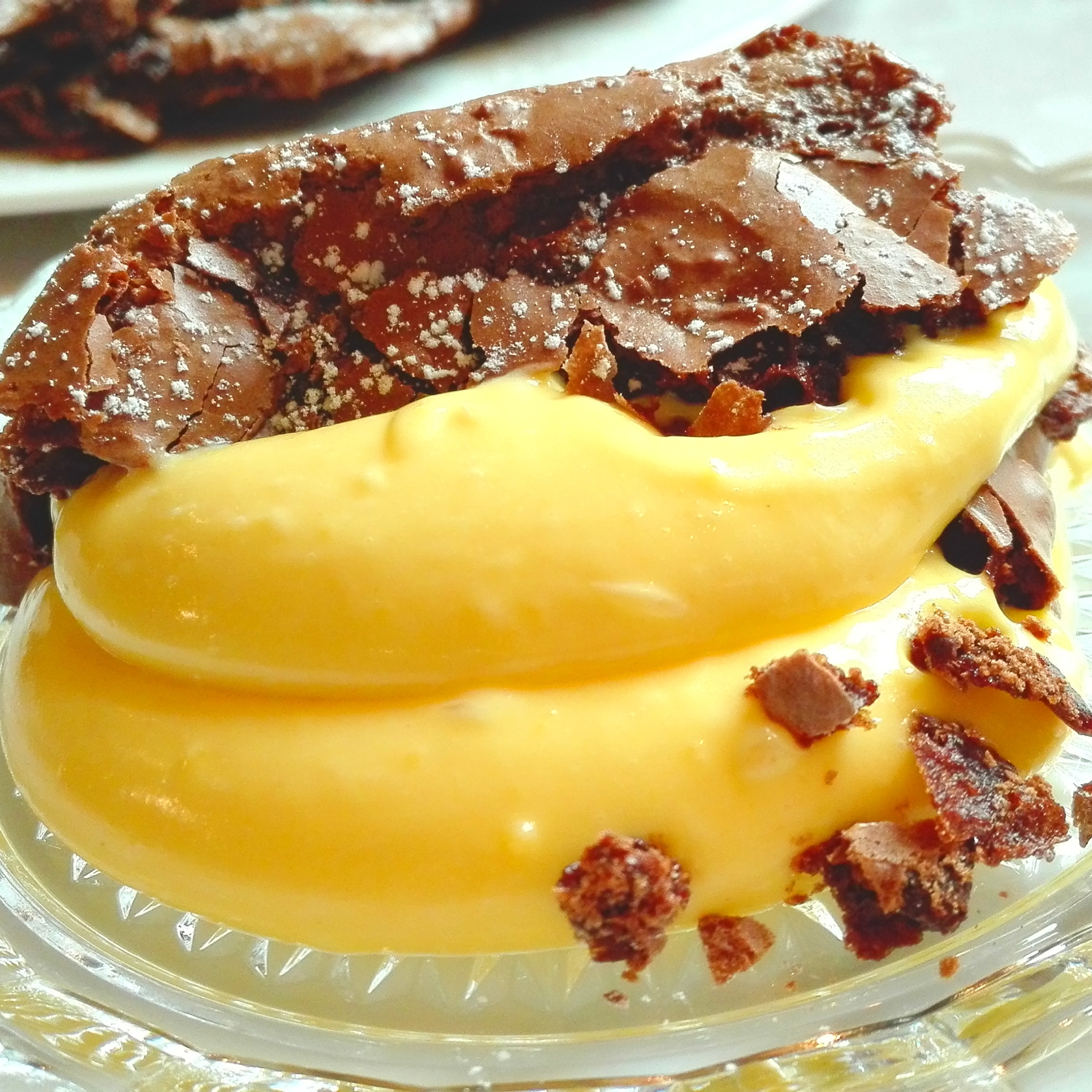 Meringato al cioccolato con crema montata