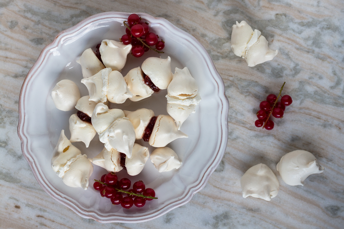 Meringhe con confettura di ribes e panna