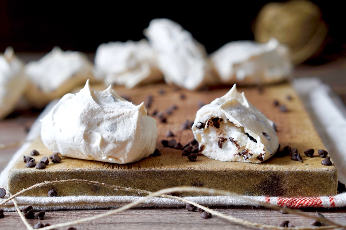 Meringhe con gocce di cioccolato