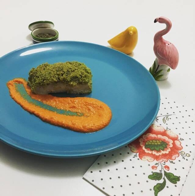 Merluzzo gratinato al prezzemolo e pesto di peperoni