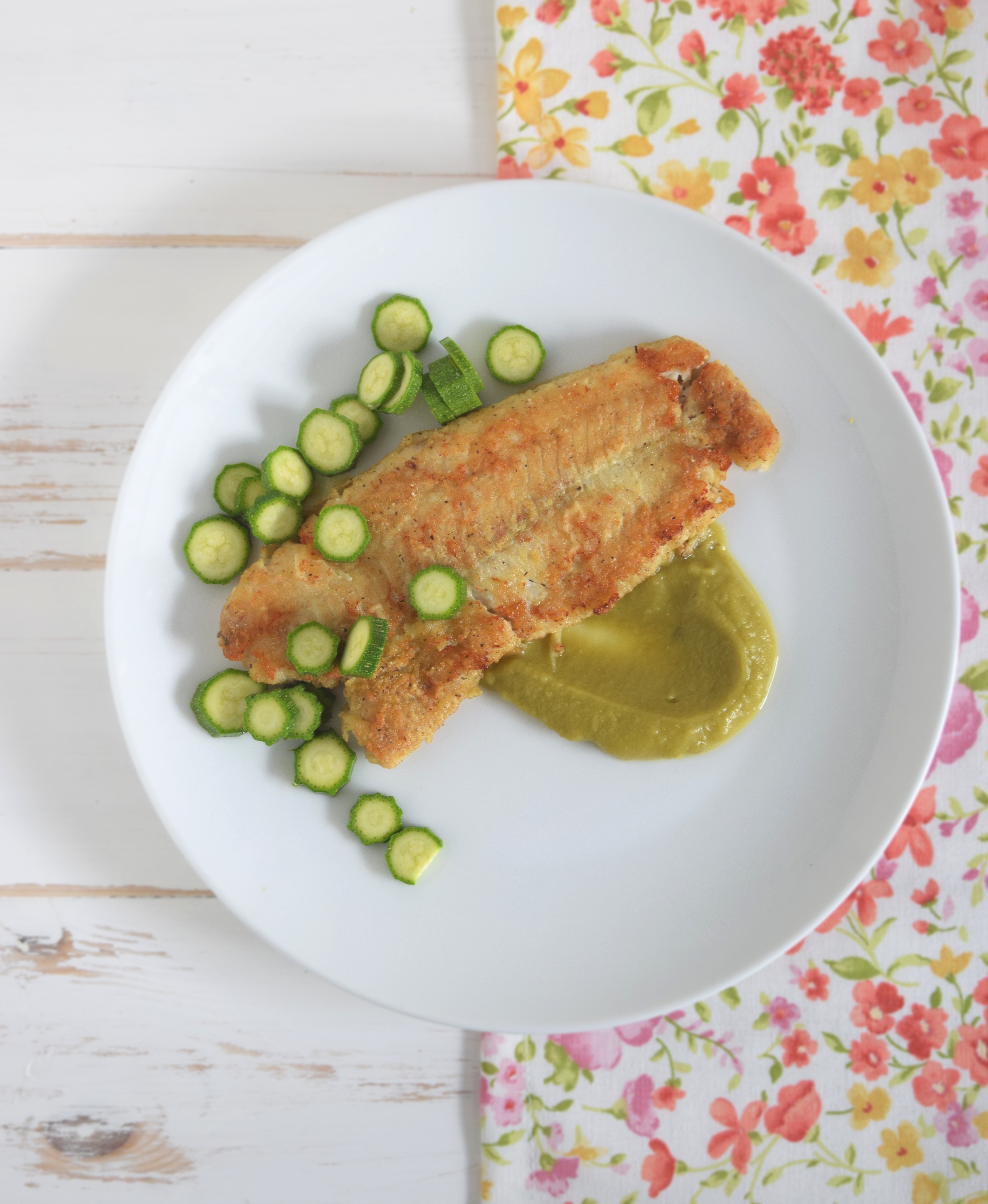Merluzzo panato, crema di piselli e zucchine baby