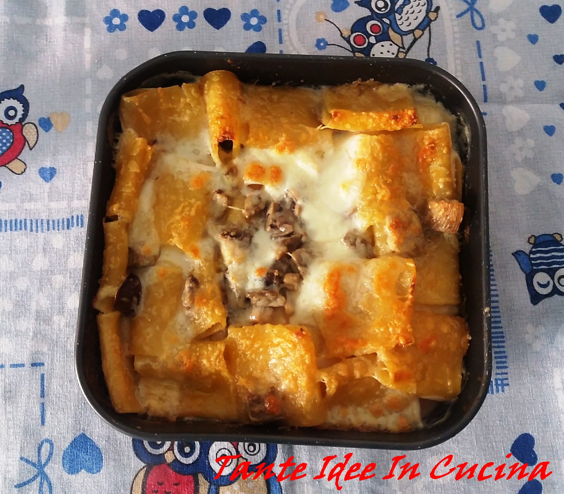Mezze maniche al forno con mozzarella e funghi