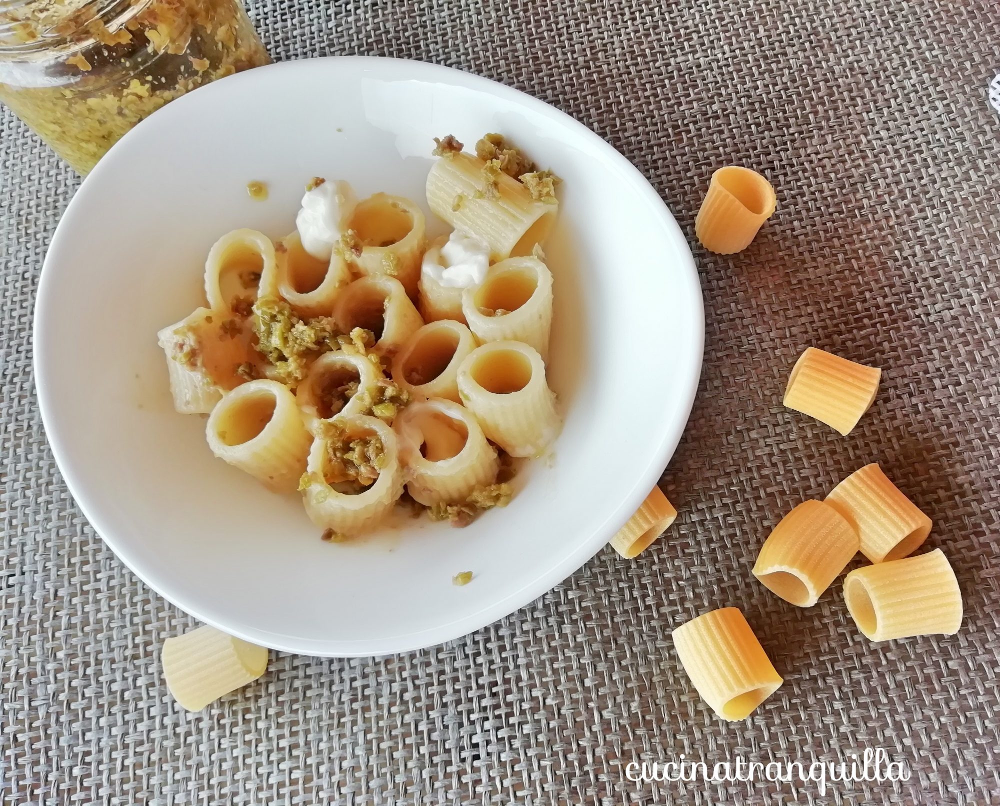Mezze maniche al paté di olive e stracchino