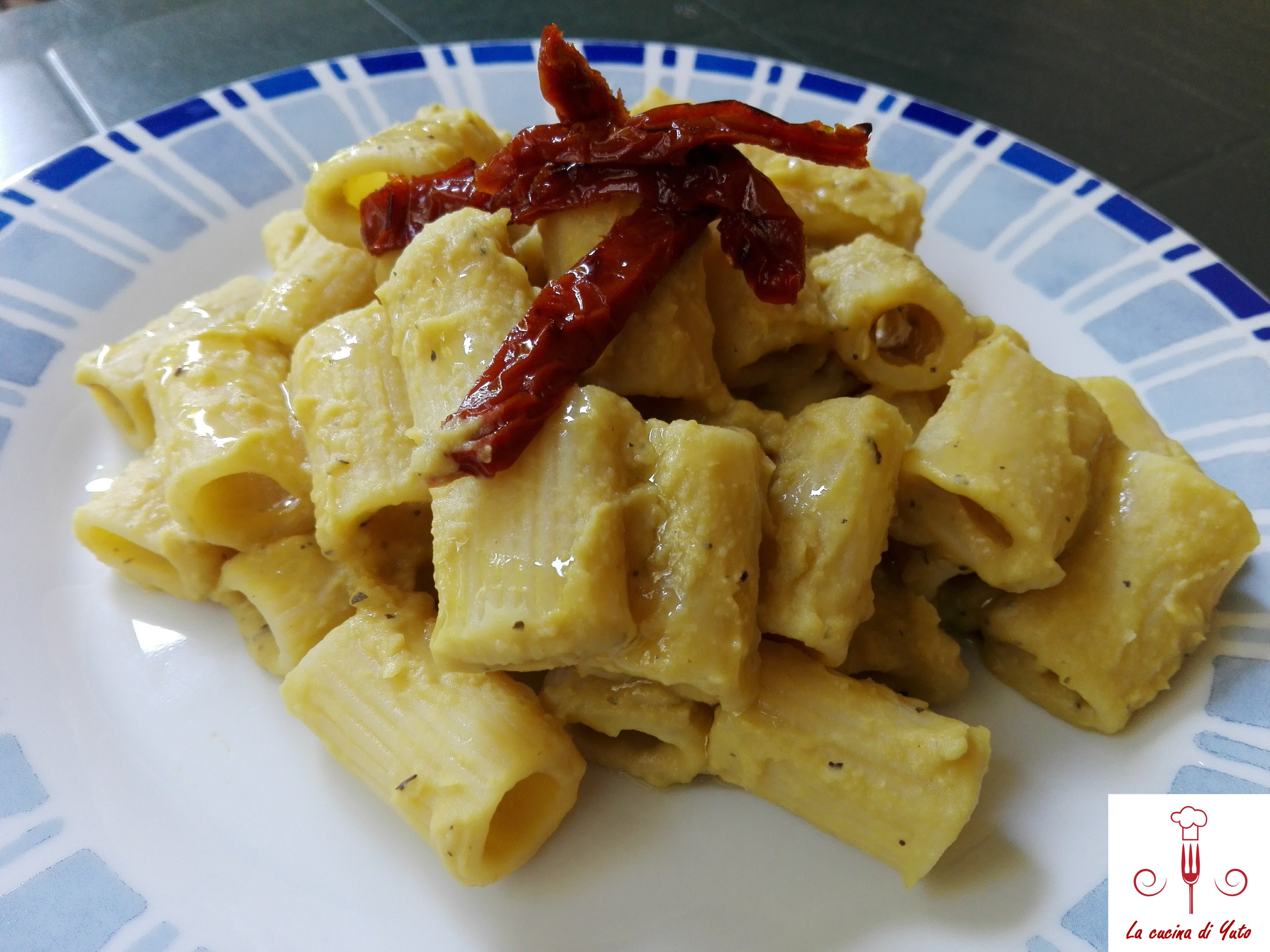 Mezze maniche alla crema di ceci e pomodori secchi grigliati