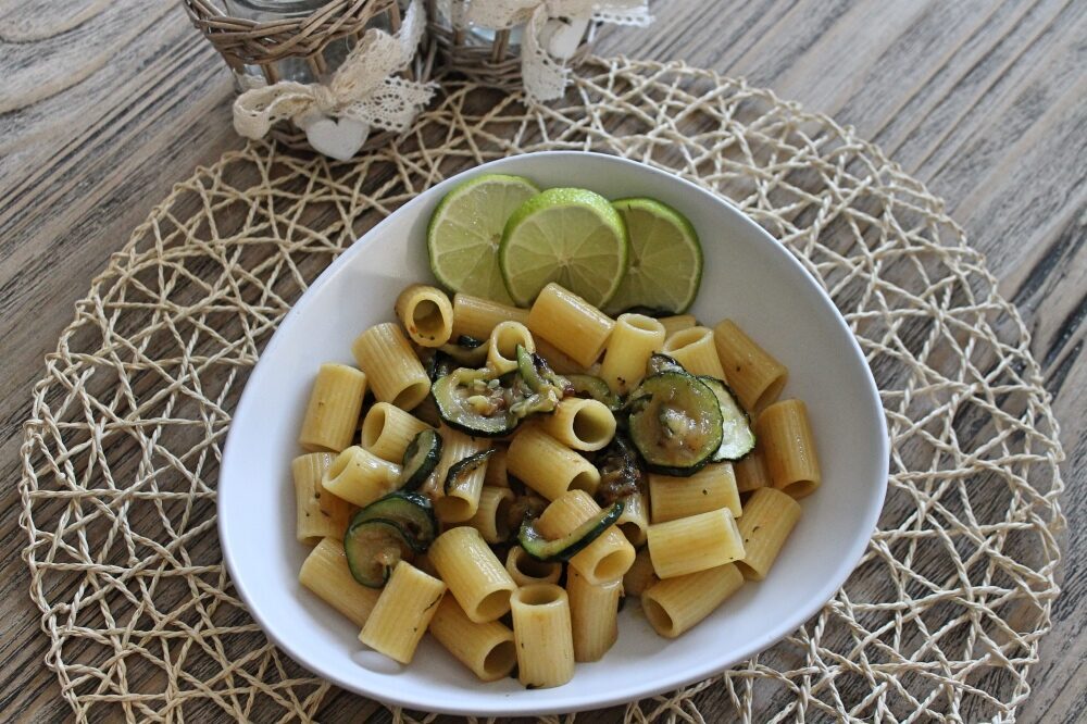 Mezze maniche alle zucchine e lime