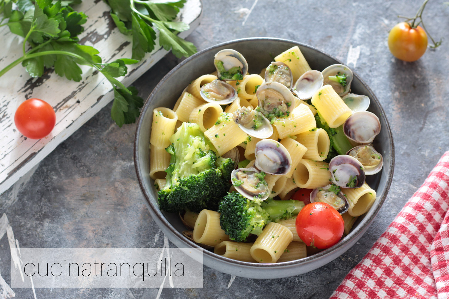 Mezze maniche broccoli e vongole