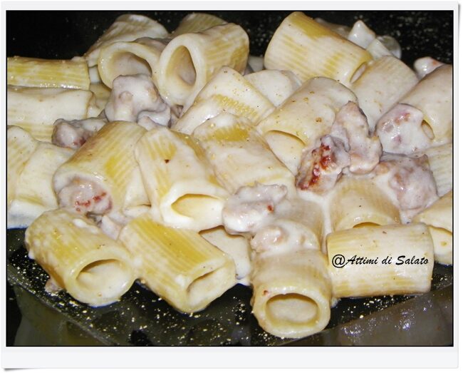 Mezze maniche con besciamella e salsiccia