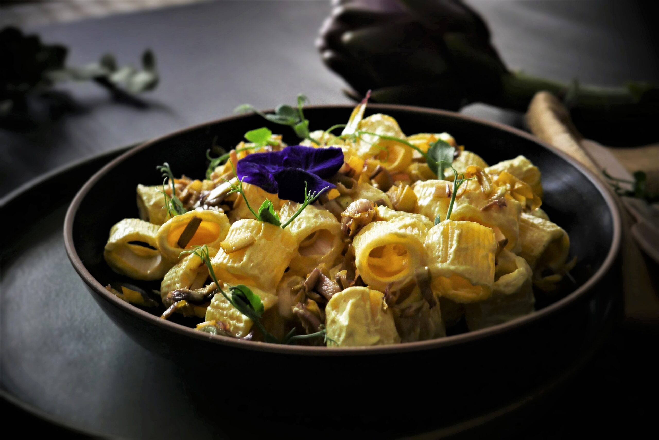 Mezze maniche con carciofi croccanti, panna e curcuma