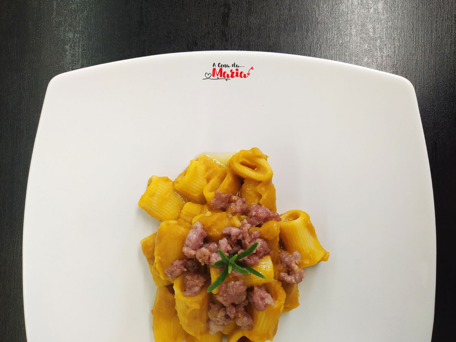 Mezze maniche con crema di zucca e salsiccia