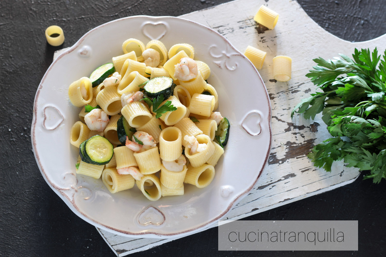 Mezze maniche con gamberetti e zucchine