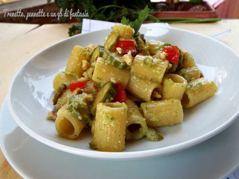 Mezze maniche con pesto di zucchine