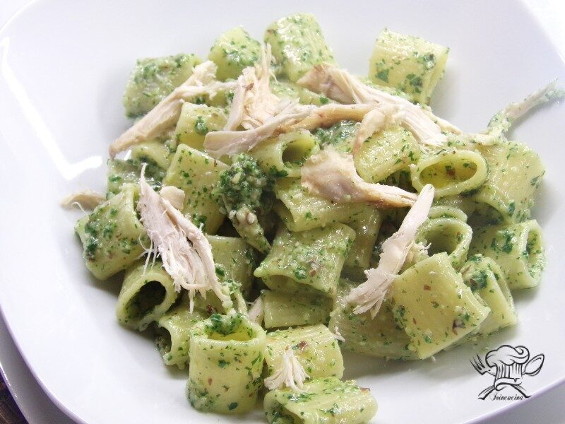 Mezze maniche con pesto rucola e mandorle