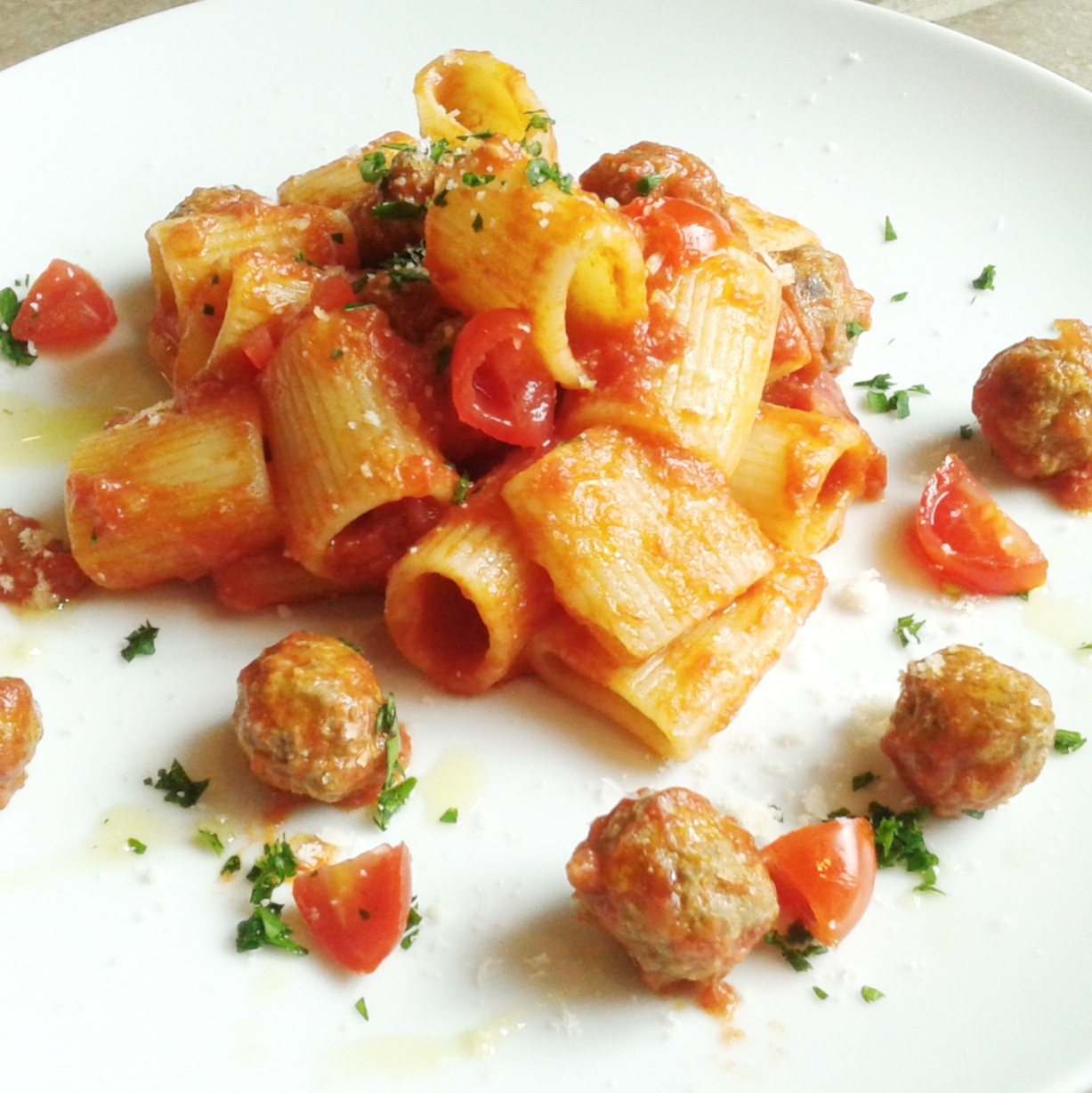 Mezze maniche con polpettine, datterini e prezzemolo freschi