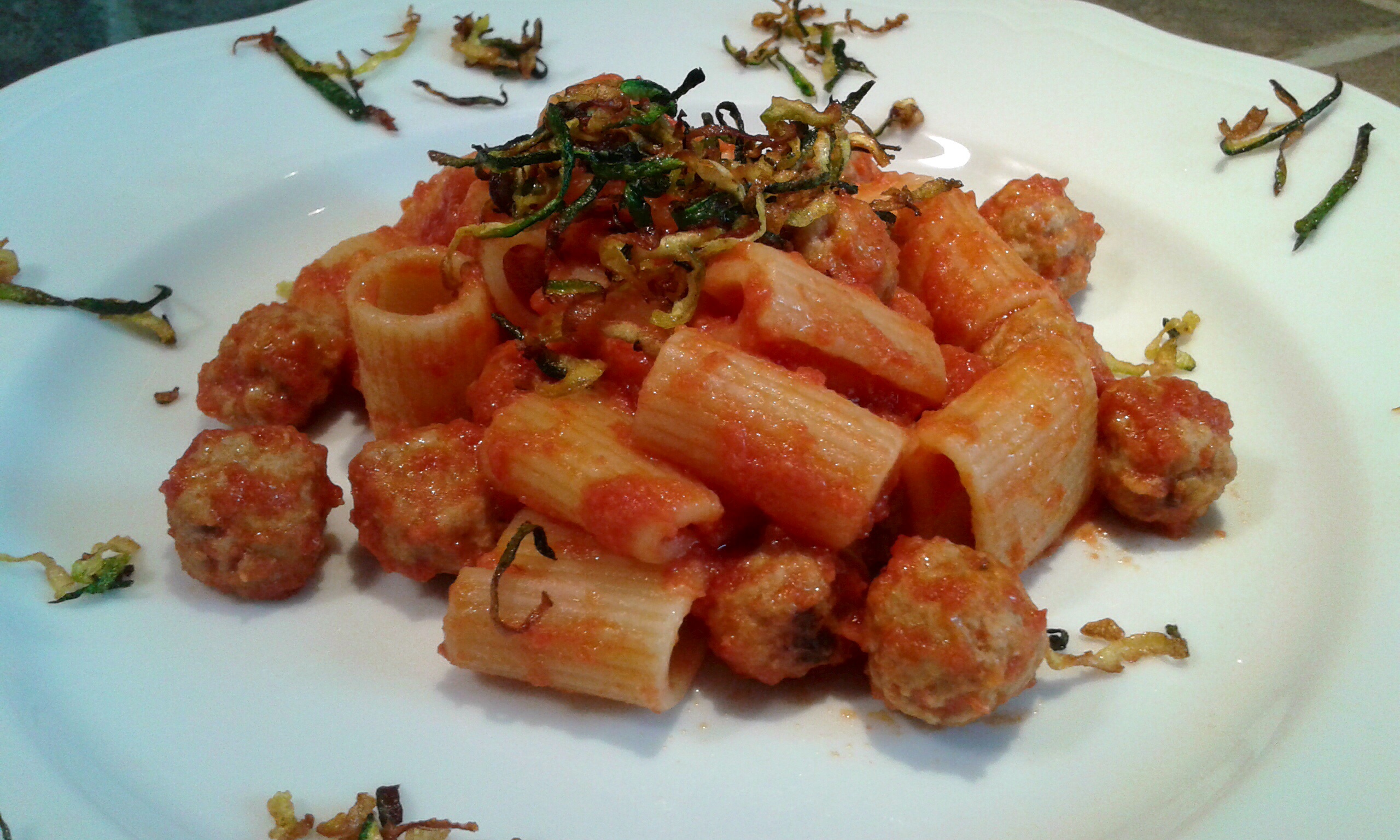 Mezze maniche con Pomodoro, Polpettine e Zucchine croccanti