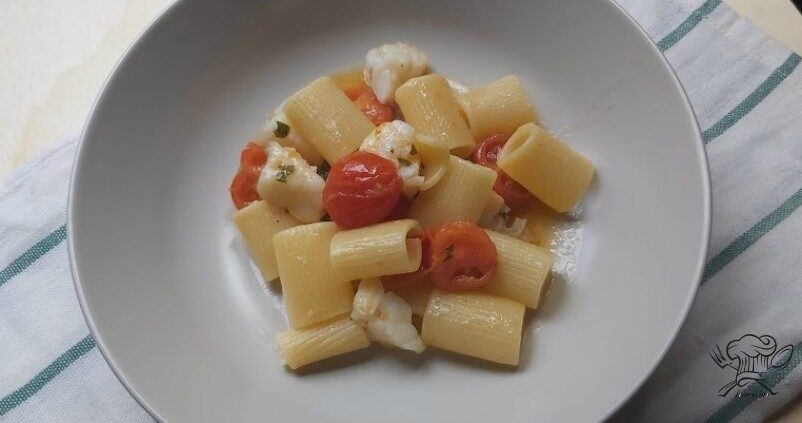 Mezze maniche con rana pescatrice al vapore