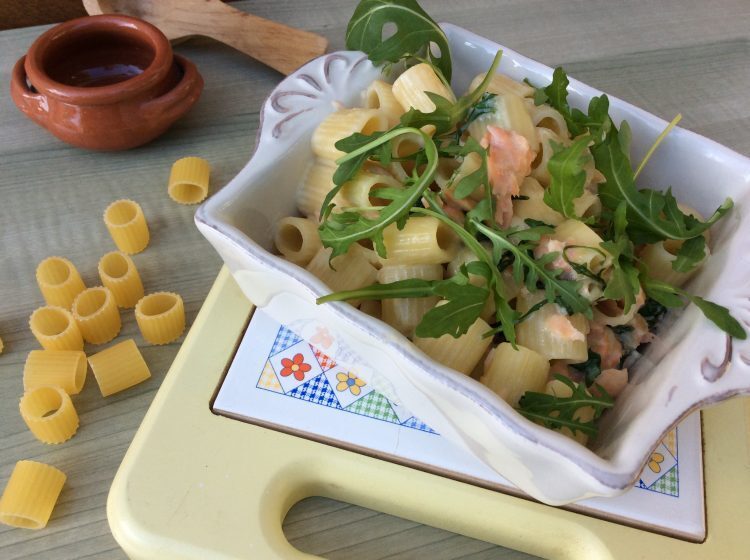 Mezze maniche  con salmone affumicato e rucola