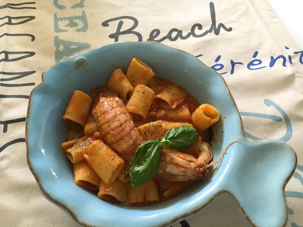 Mezze maniche con salsa di datterini e canocchie