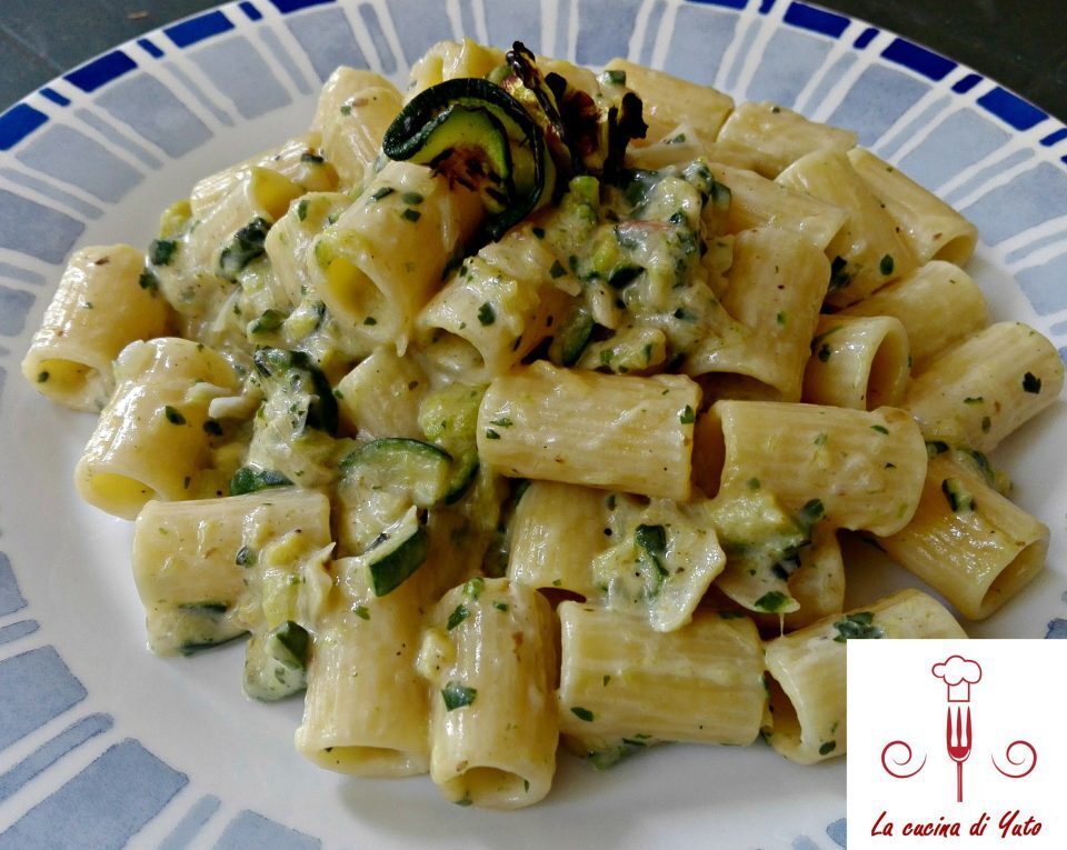 Mezze maniche con scalogno e crema di zucchine