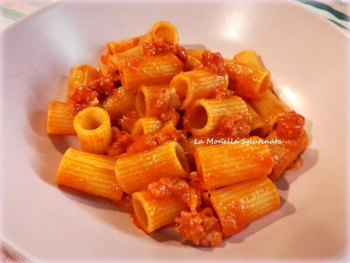 Mezze maniche con sugo di salsiccia e stracchino