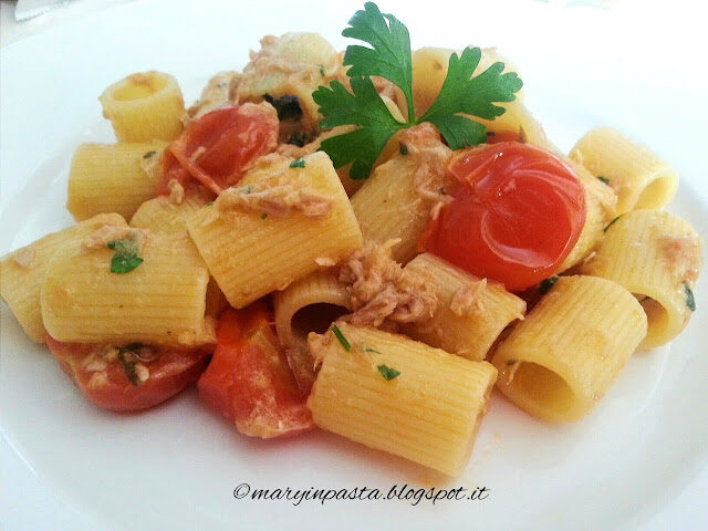 Mezze maniche con tonno, pomodorini e limone
