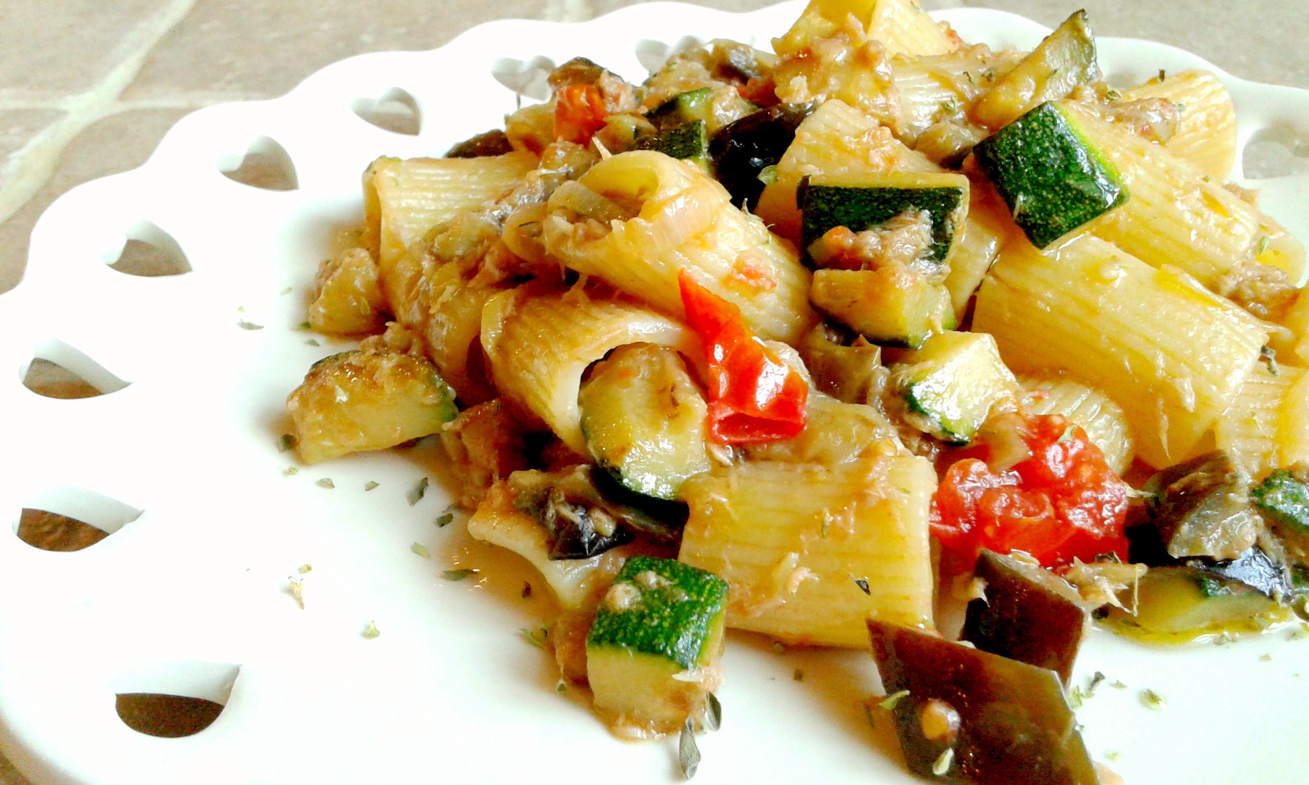 Mezze maniche con verdure al salto e tonno