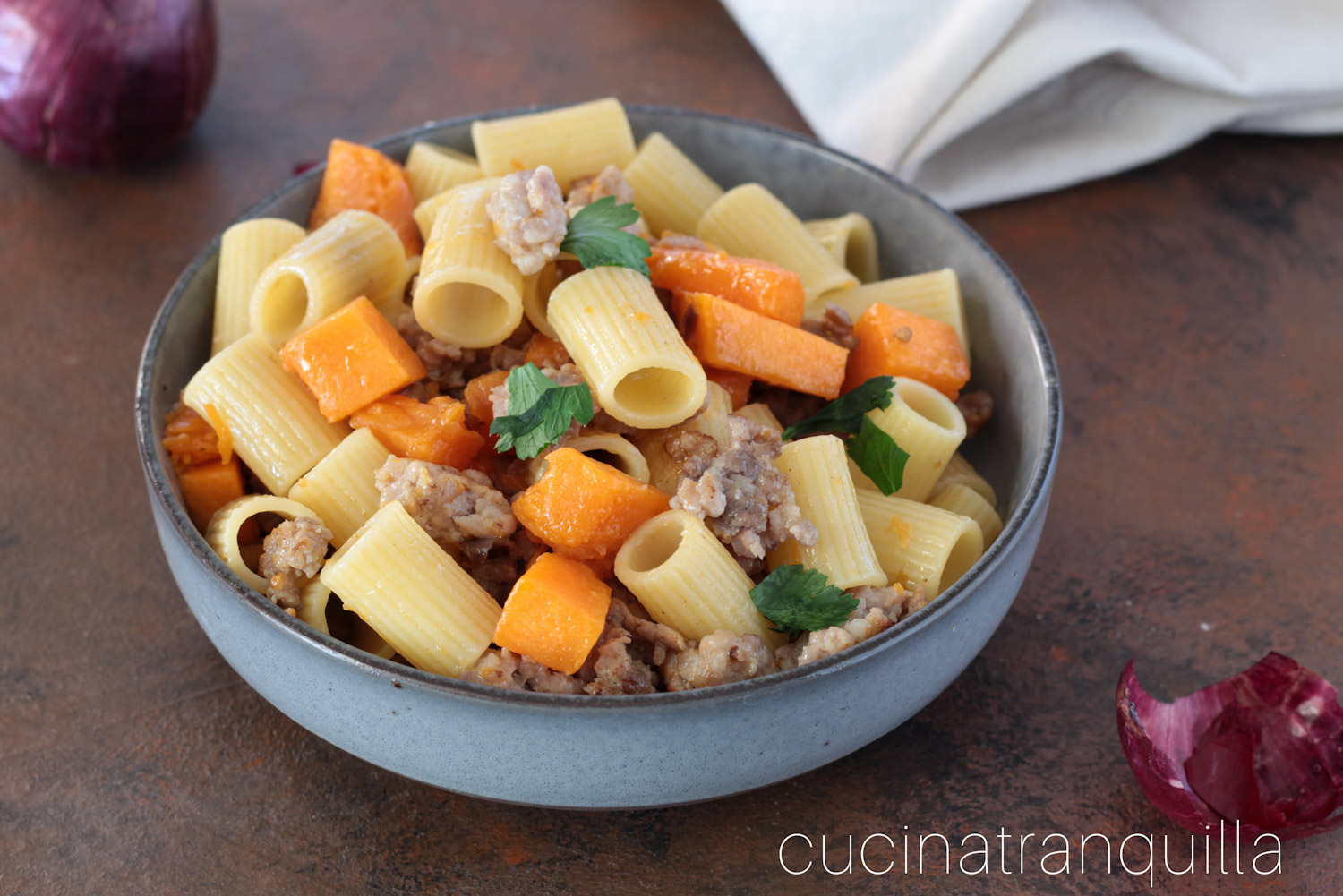 Mezze maniche con zucca e salsiccia