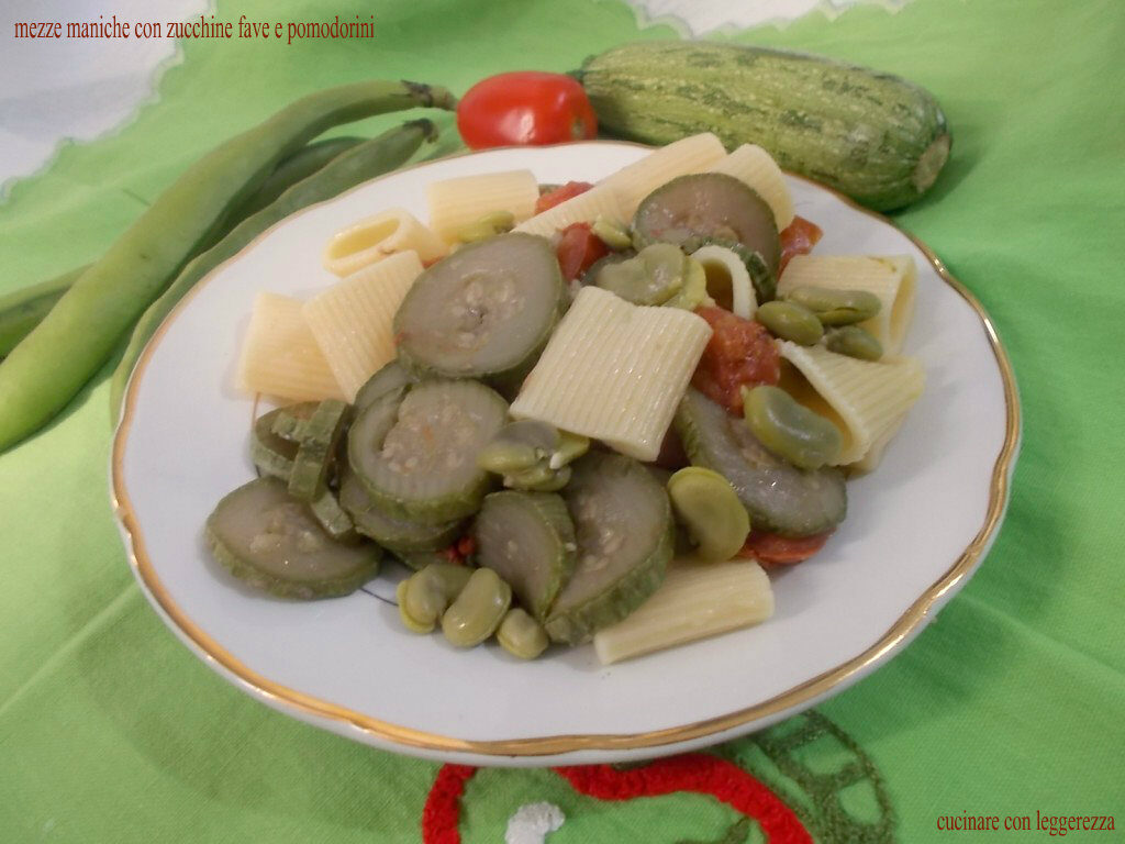 Mezze maniche con zucchine fave e pomodorini