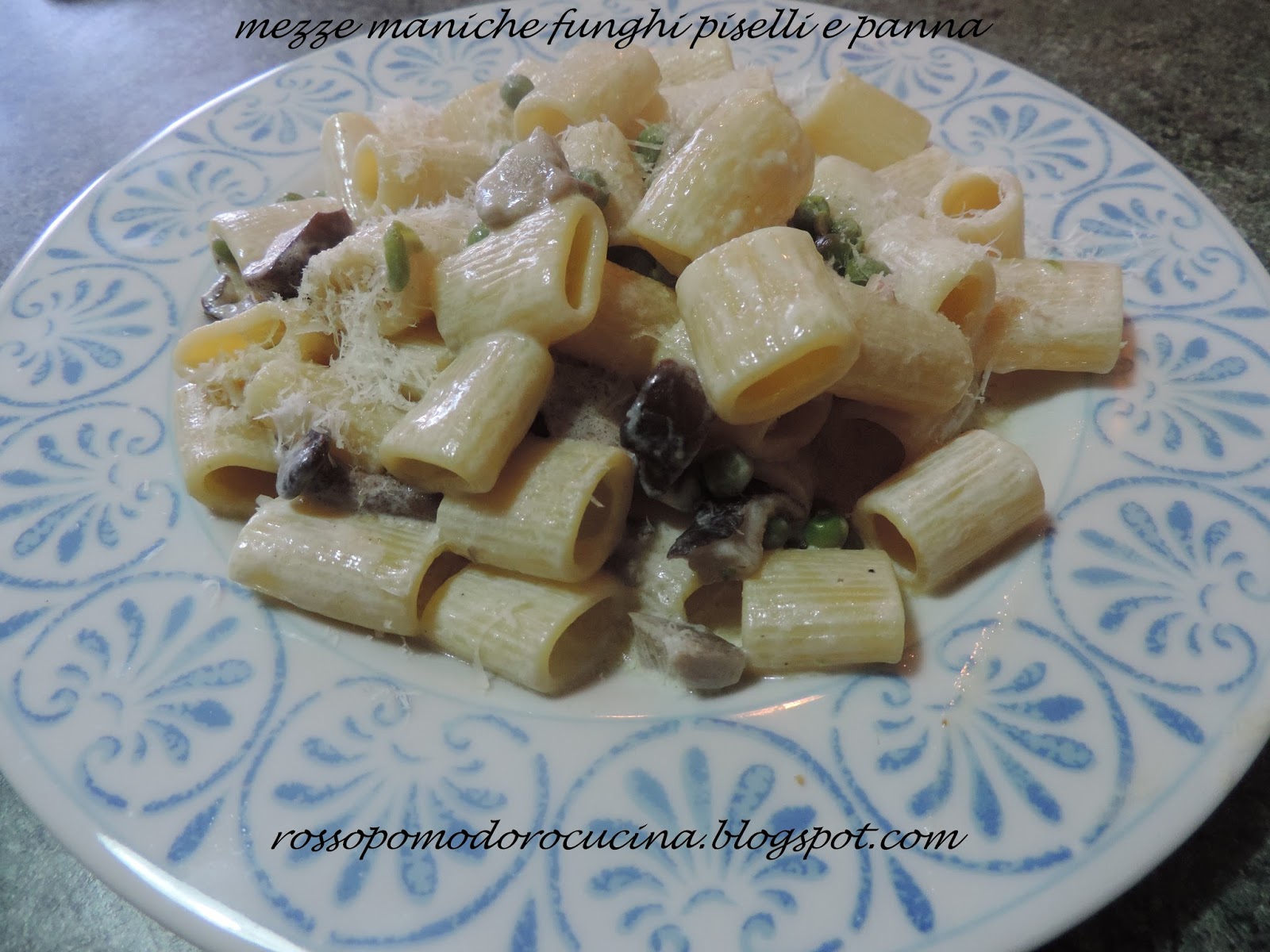 Mezze maniche funghi, piselli e panna