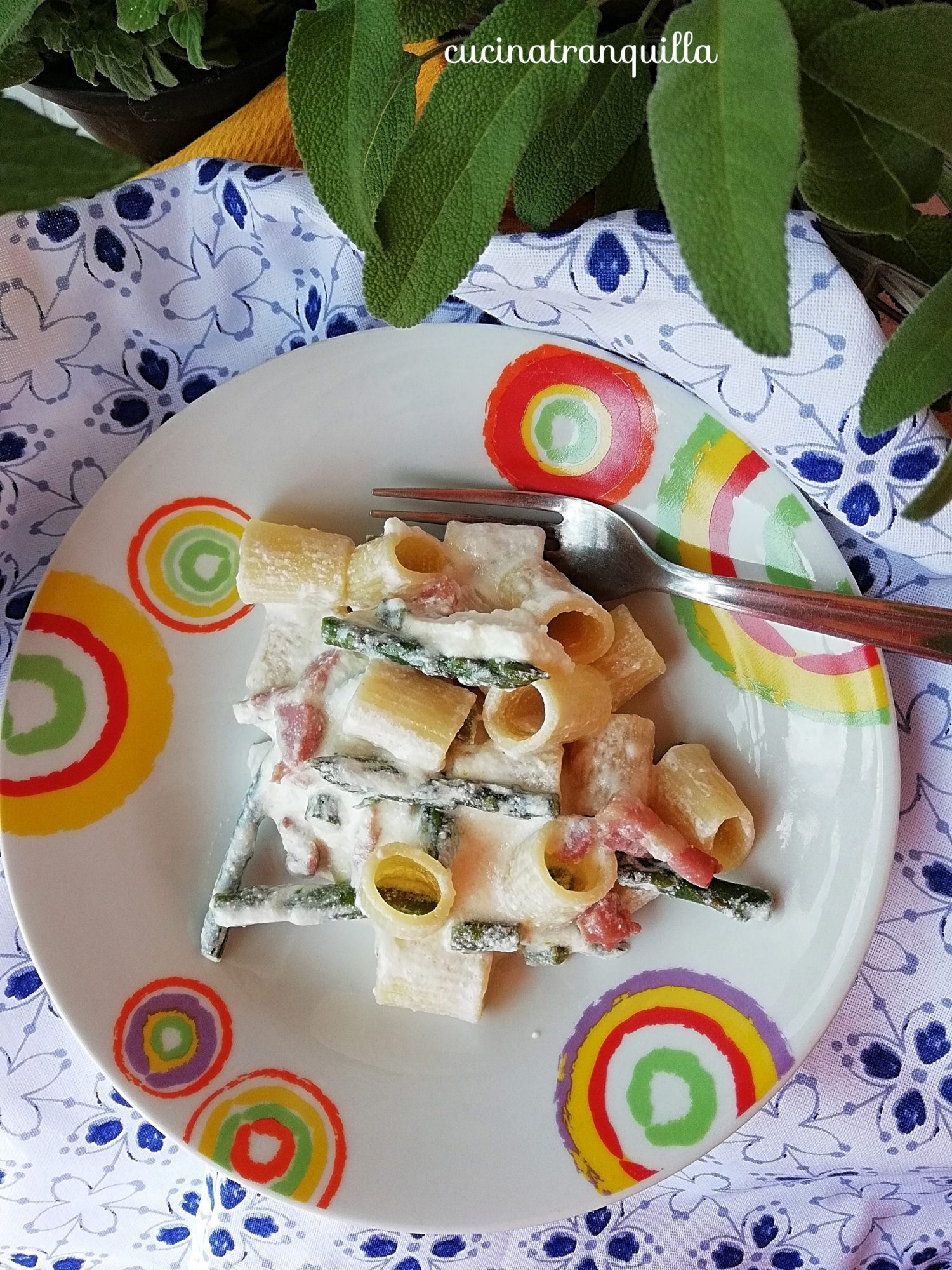Mezze maniche in crema di ricotta, con asparagi e pancetta