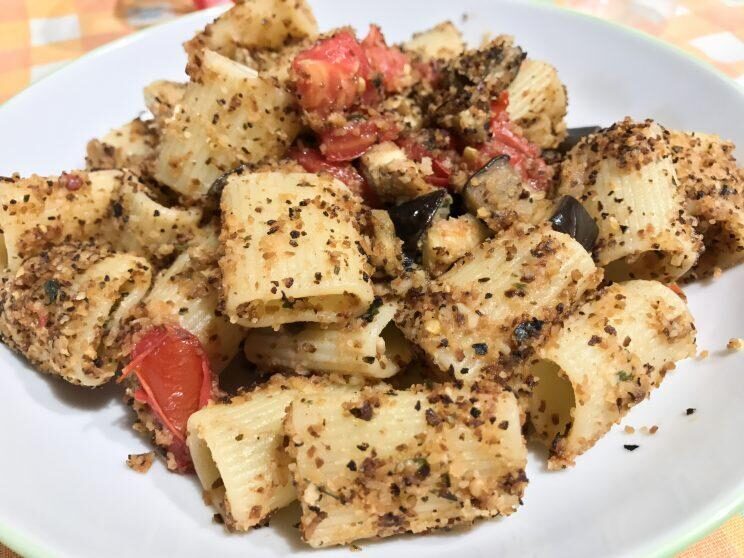 Mezze maniche melanzane,pangrattato e pomodorini