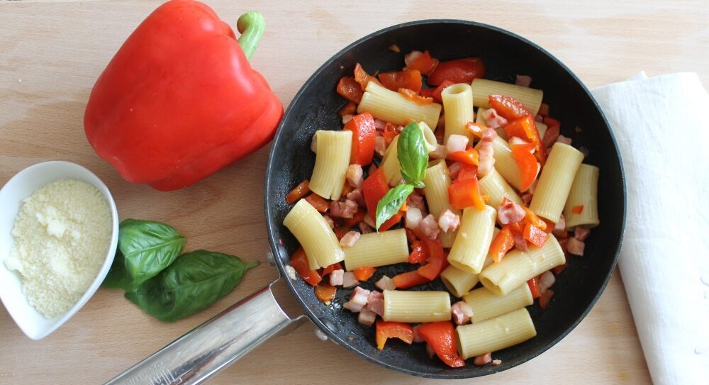 Mezze maniche peperoni e pancetta affumicata
