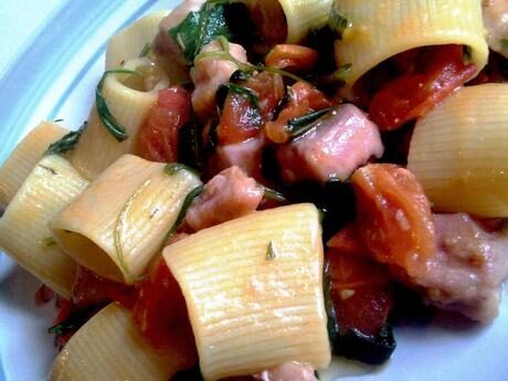 Mezze maniche tonno pomodorini e rucola