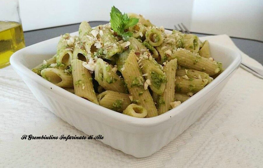Mezze penne al pesto di lattuga e nocciole