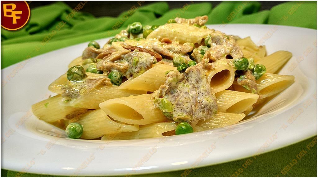 Mezze penne con funghi piselli e curcuma