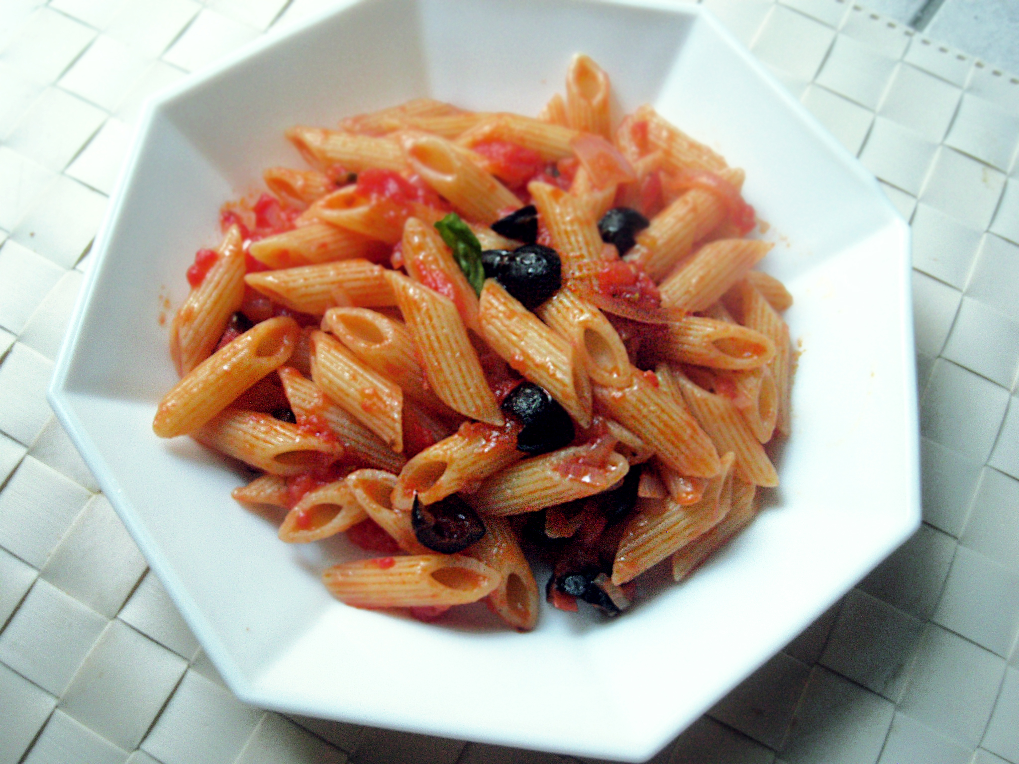Mezze penne con salsa di pomodori pelati e olive nere