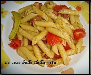 Mezze penne con zucchina pancetta e pomodorini
