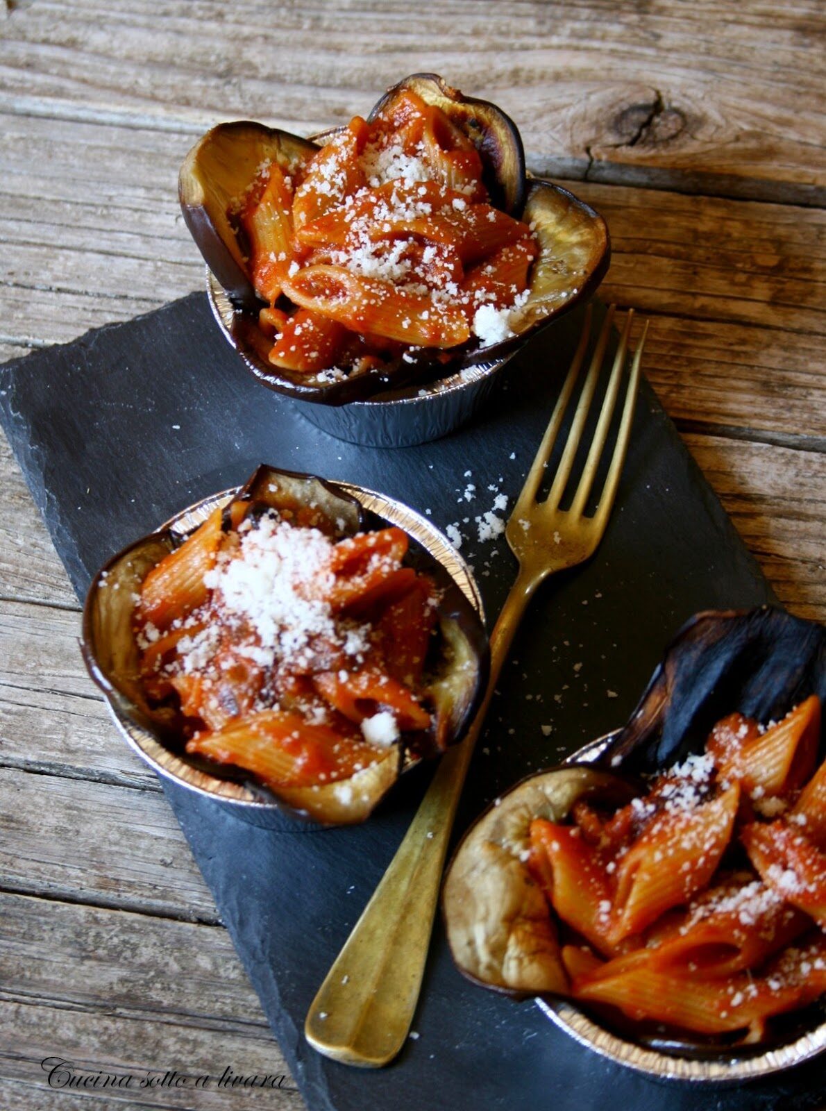 Mezze penne pomodoro e provola in guscio di melanzana