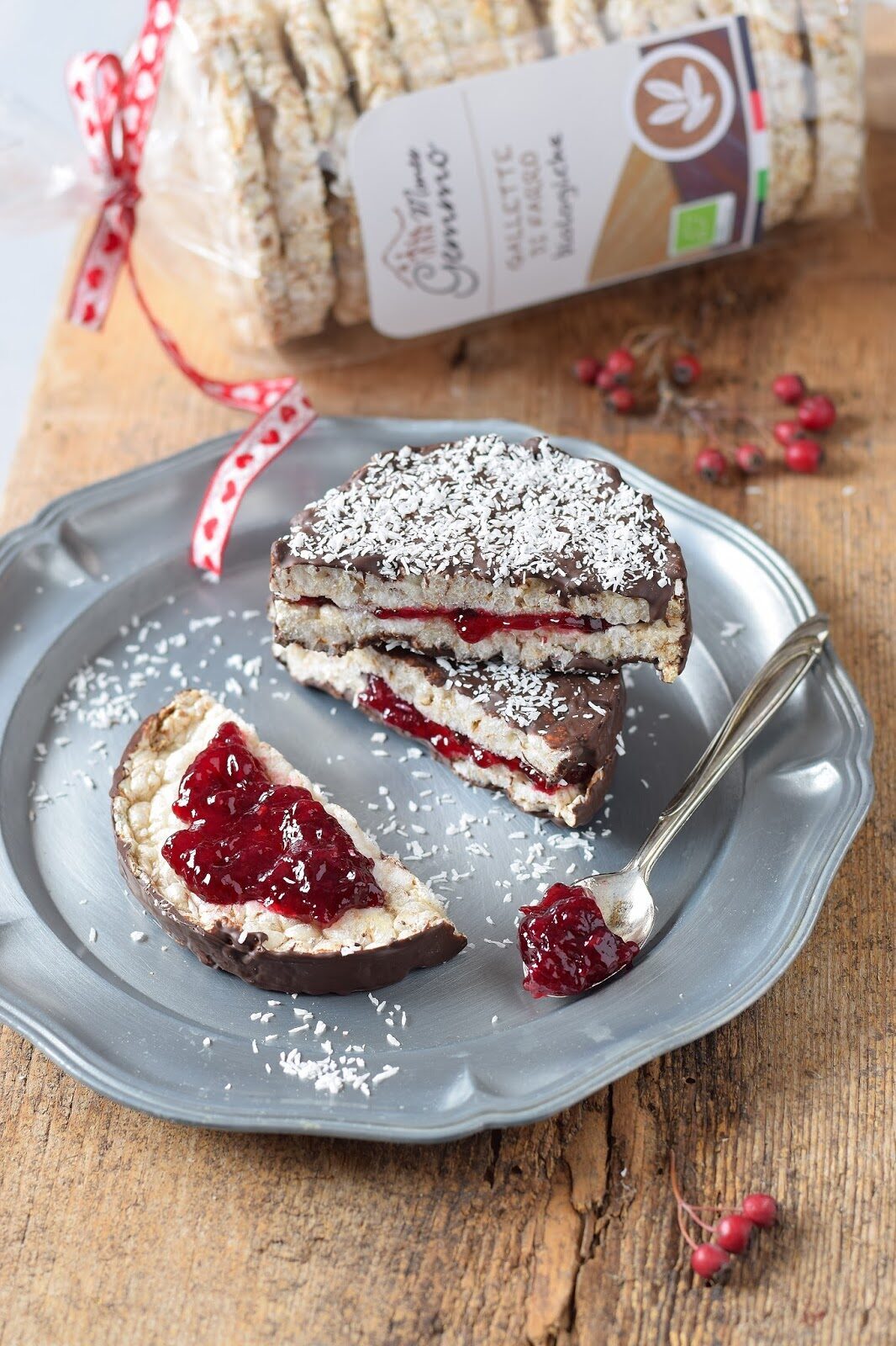 Mezzelune di farro ai lamponi, cocco e cioccolato fondente