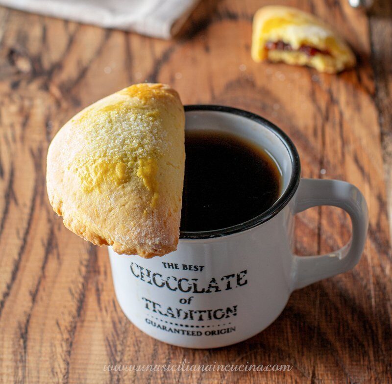 Mezzelune di frolla al cioccolato